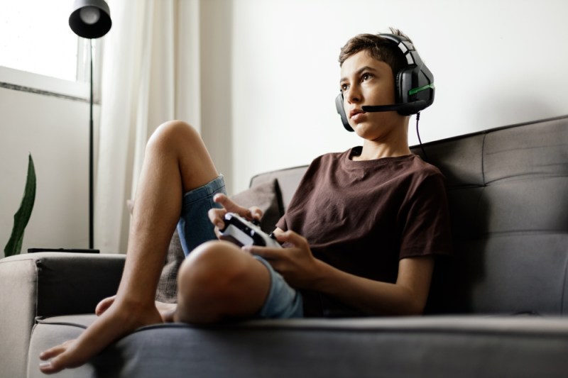 Copilul preferă să rămână vara în casă, pe dispozitive! Cum putem întrerupe ciclul izolării digitale, fără a compromite relația cu adolescentul