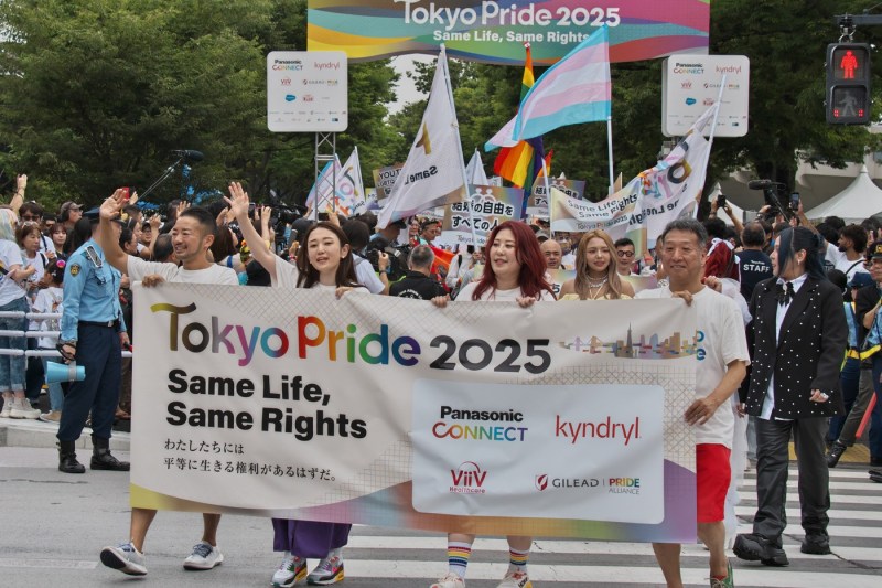 Corporațiile din Japonia susțin programele de diversitate în ciuda adversității provocate de Trump / Mesajul unui important bancher la Tokyo Pride