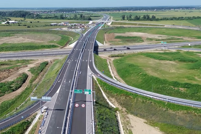 Costurile întârzierii de doi ani pe „cea mai importantă autostradă din România”: Constructorul grec solicită despăgubiri de 12 ori mai mari decât penalizările primite – VIDEO