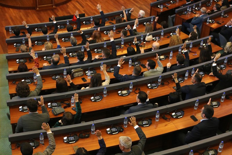 Criză politică în Europa: Parlamentul din Kosovo a încercat de 30 de ori să-și aleagă președintele