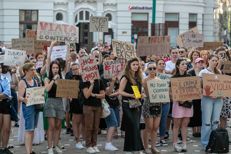 „De ce îmi spui femeie, când poți să-mi spui pe nume?” / Academicieni și oameni de rând discută despre curajul feminin
