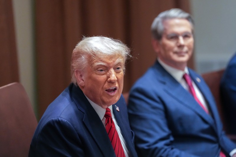Directorul băncii centrale a SUA ignoră din nou criticile lui Trump, îndemnând populația să se pregătească pentru inflație: „Va exista un cost pentru taxele vamale”.