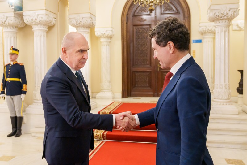 Discuțiile între liderii coaliției continuă fără o soluție finală pentru programul de guvernare.