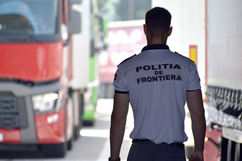 Doi cetățeni ucraineni, reținuți la graniță pentru 1,4 milioane de dolari ascunși