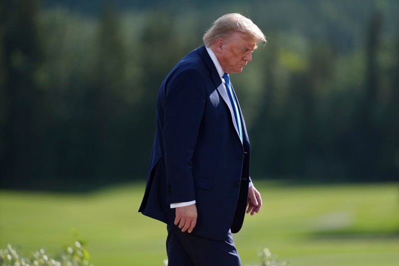 Donald Trump a părăsit anticipat summitul G7 din cauza situației din Orientul Mijlociu. O ironie după comentariul lui Macron: „Nu știe motivul întoarcerii mele la Washington”