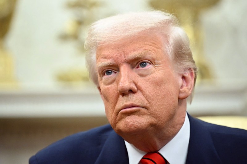 Donald Trump solicită Curții Supreme aprobarea pentru disponibilizări colective în agențiile federale.