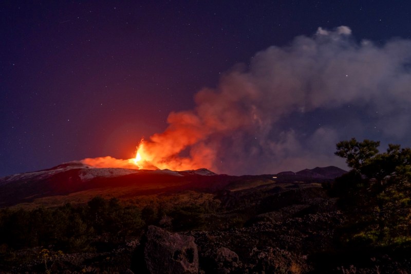 Erupție pe Muntele Etna din Italia: o secțiune a craterului s-a prăbușit, provocând un nor de un kilometru înălțime. Alertă roșie pentru zboruri.