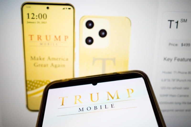 Experții contestă posibilitatea fabricării telefonului din aur al lui Trump, evaluat la 499 de dolari, în SUA