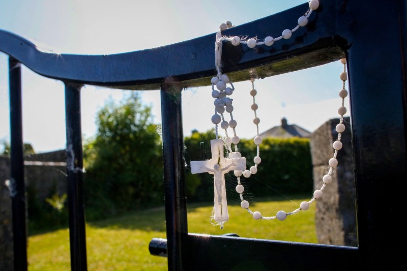„Fără o cruce”: Aproape 800 de copii decedați, abandonați într-o fosa comună din Irlanda, vor fi exhumați