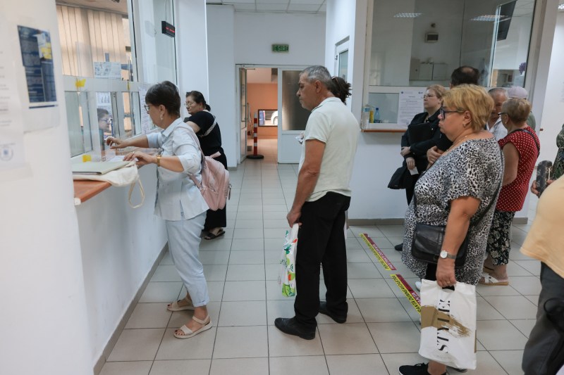 Fostul ministru al Digitalizării a revenit cu soția la ghișeu pentru a obține un buletin cu cip: „Trebuia să confirme că locuim în același spațiu” / MAI: Nu putem presupune automat consimțământul soției