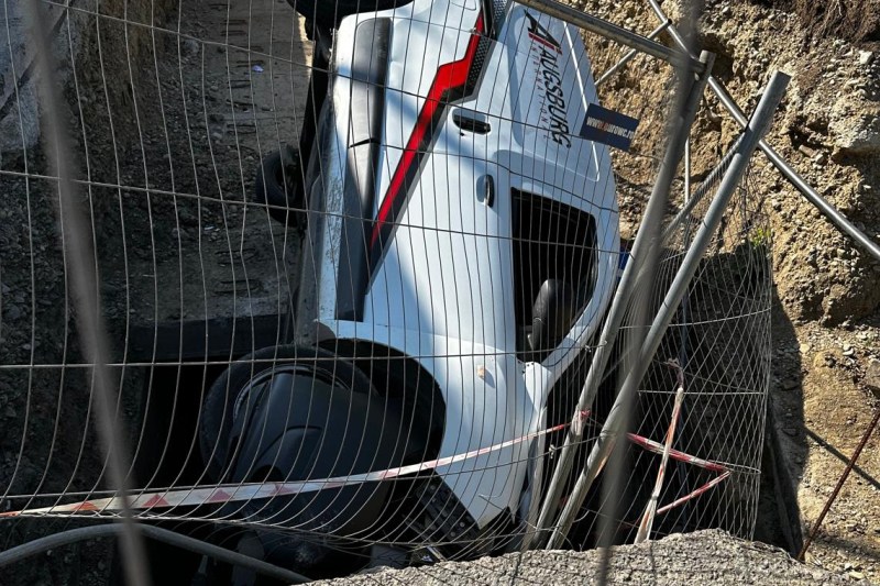 FOTO Accident rutier în București: Un șofer a ajuns la spital după ce a căzut cu mașina într-o groapă