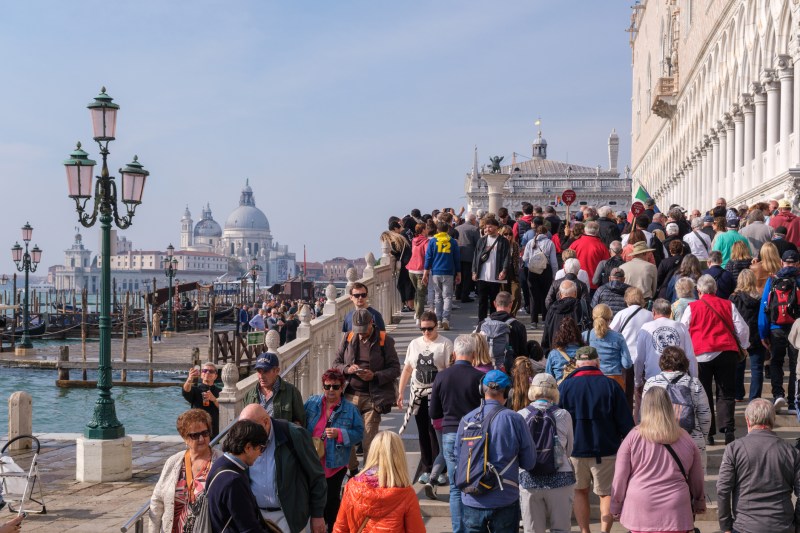 FOTO Destinațiile populare adoptă măsuri neobișnuite pentru gestionarea afluxului de turiști