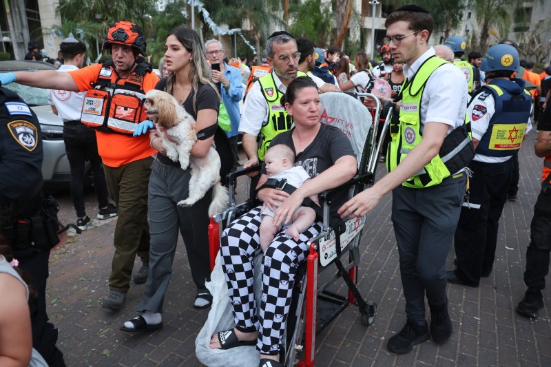 FOTO Distrugeri și panică în Tel Aviv după atacul recent cu rachete lansat de Iran, cel mai grav de la rachetele „Scud” ale lui Saddam Hussein