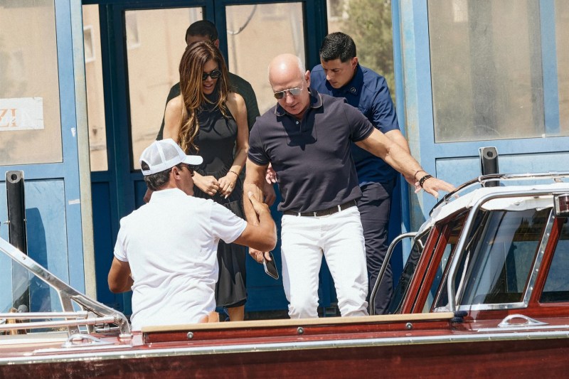 FOTO Jeff Bezos a ajuns la Veneția pentru o petrecere extravagantă care a stârnit proteste din partea localnicilor