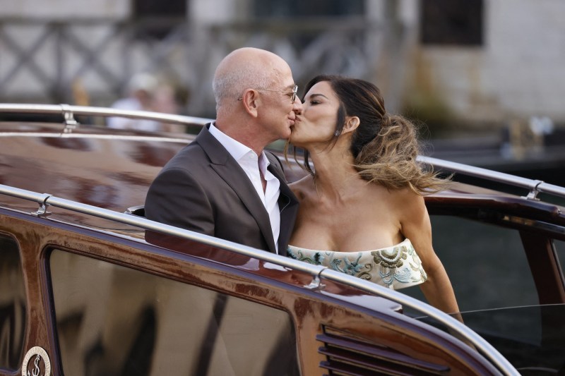 FOTO Jeff Bezos și Lauren Sanchez au spus „Da”. Mireasa a purtat o rochie Dolce & Gabbana