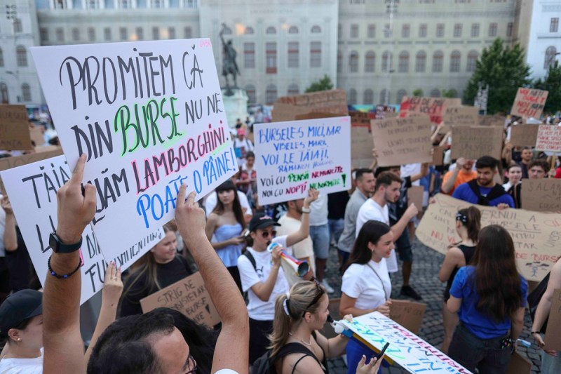 FOTO Manifestare în Piața Victoriei. Sute de elevi și studenți au transmis Guvernului că „bursele nu sunt un moft, sunt un drept” / Care sunt modificările anticipate de Executiv