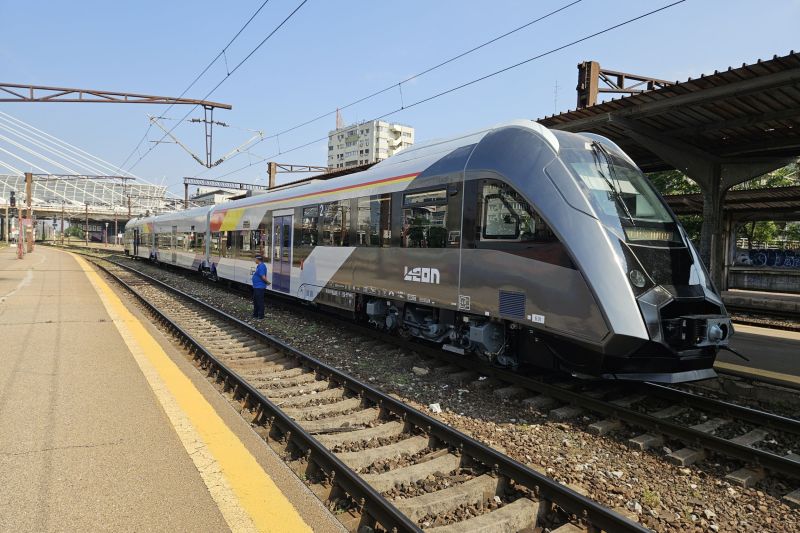 FOTO Prezentarea oficială a trenului diesel fabricat la Pașcani, după 10 ani de așteptare