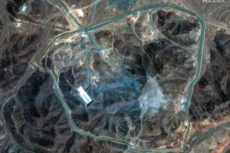 FOTO Primele imagini din satelit aferente atacului de la Fordow. Bombardamentele americane au provocat surpări ale terenului