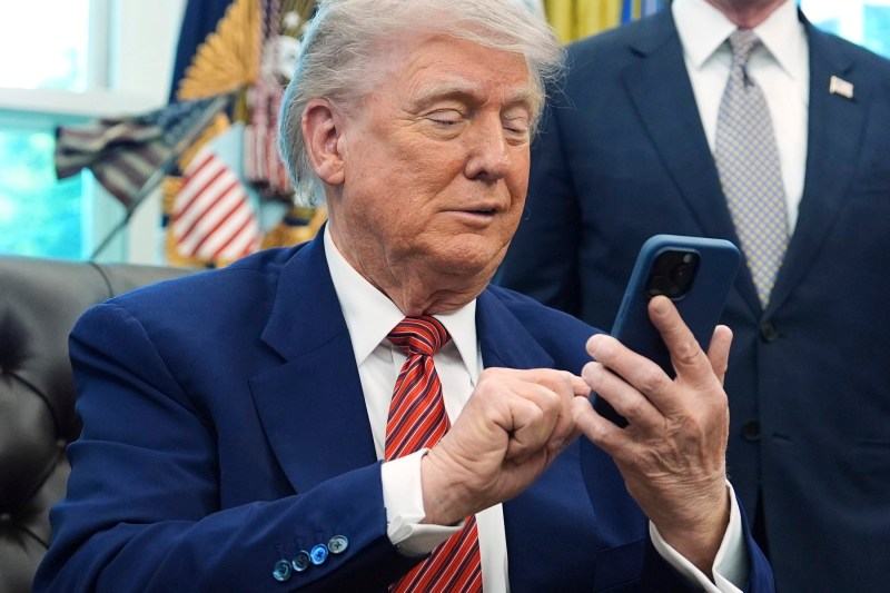 FOTO Trump Organization lansează telefonul mobil Trump Mobile. Detalii despre cost și specificații