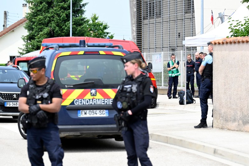Franța testează porți de securitate în școli după o crimă brutală în nord-estul țării