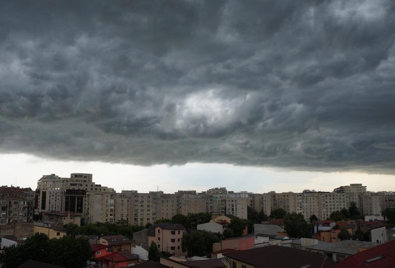 Furtună intensă în București. Avertizare RO-ALERT emisă de autorități / Pompierii respond la căderi de copaci și cabluri avariate. Traficul aerian afectat.