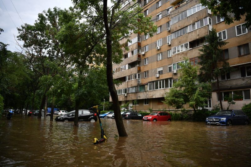 Furtună severă în București, un fenomen rar care apare o dată la un secol, conform ApaNova
