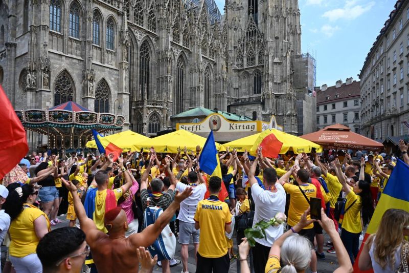 Imagini spectaculoase: mii de suporterii români au cucerit centrul Vienei, înainte de confruntarea Austria-România – VIDEO