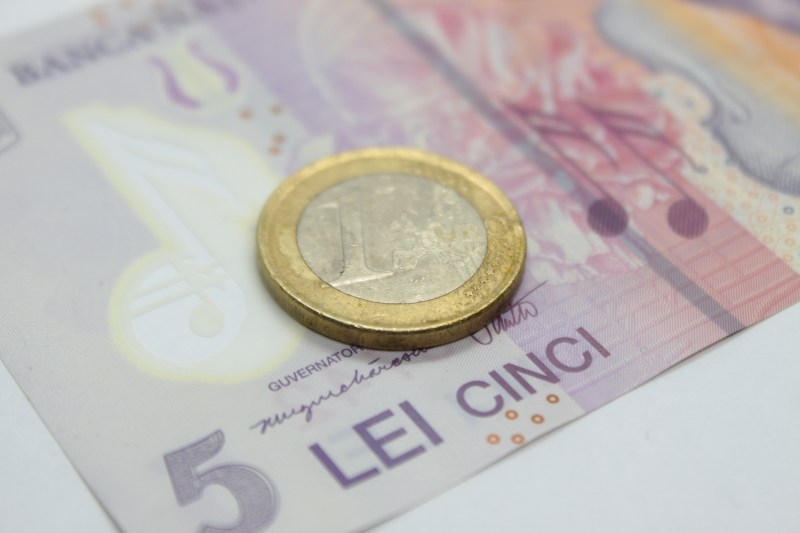 În luna mai, Banca Națională a României a înregistrat ieșiri de peste 12,5 miliarde de euro din rezervele sale. Guvernatorul admite: „Cursul nu mai putea fi menținut”