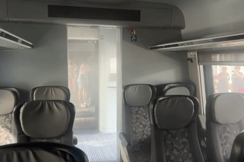 Incident grav pe ruta București–Brașov: tren privat Astra Trans Carpatic a fost cuprins de flăcări, pasagerii evacuându-se singuri – VIDEO