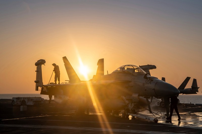 Informații recente: Donald Trump consideră o posibilă acțiune militară împotriva Iranului / Solicită capitularea necondiționată a Teheranului / Avioane de vânătoare americane mobilizate în Orientul Mijlociu