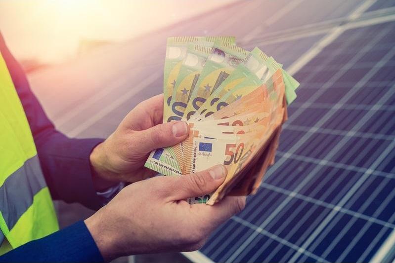 Întrebări și răspunsuri din partea ANRE referitoare la situația prosumatorilor după 1 iulie: Pot să vând energie către un furnizor și să cumpăr de la altul?