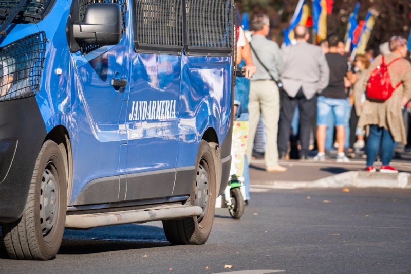 Jandarmeria Română a reținut patru femei la Marșul Pride din București din cauza spray-urilor cu piper. Glume inadecvate ale jandarmilor: „Ce facem cu ele? Le ducem la mare?”