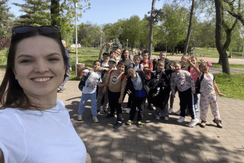 Lecția lui Naomi, tânăra învățătoare care a început cariera sa acum doi ani: „În primele luni, eram copleșită de lipsa timpului pentru planificarea lecțiilor, observând colege fără un plan clar.”