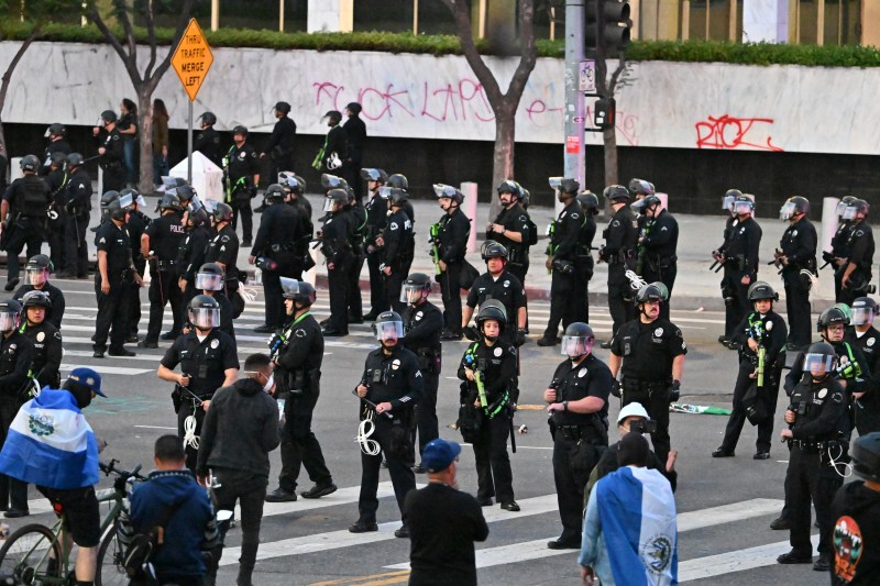 Los Angeles impune o restricție de circulație pe timpul nopții, iar poliția a început arestări colective