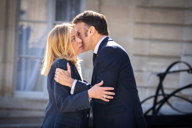 Macron se îndreaptă către Roma pentru a depăși divergențele cu Meloni. O rivalitate protractedă între cei doi lideri