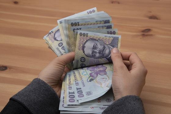 Majoritatea românilor consideră că salariul ideal se situează între 1.500 și 2.000 de euro, iar 20% dintre ei estimează că munca lor merită mai mult de 3.000 de euro, conform unui sondaj ce compară românii cu moldovenii, bulgarii, grecii și ungurii.