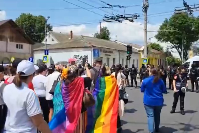 Marș pentru drepturile minorităților sexuale, concomitent cu o manifestație pro familia tradițională, în Chișinău / Confruntări cu forțele de ordine