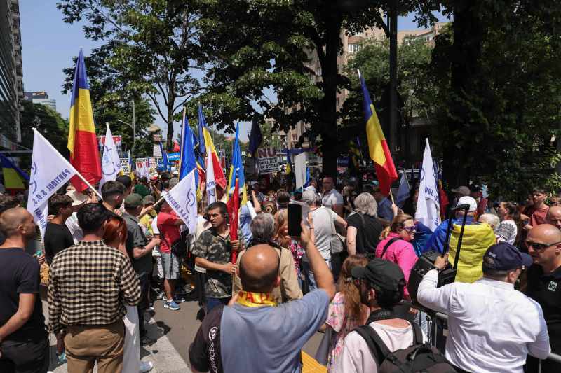 Marșul normalității are loc acum la București, cu steaguri tricolore și cruci din lemn, iar Diana Șoșoacă este prezentă