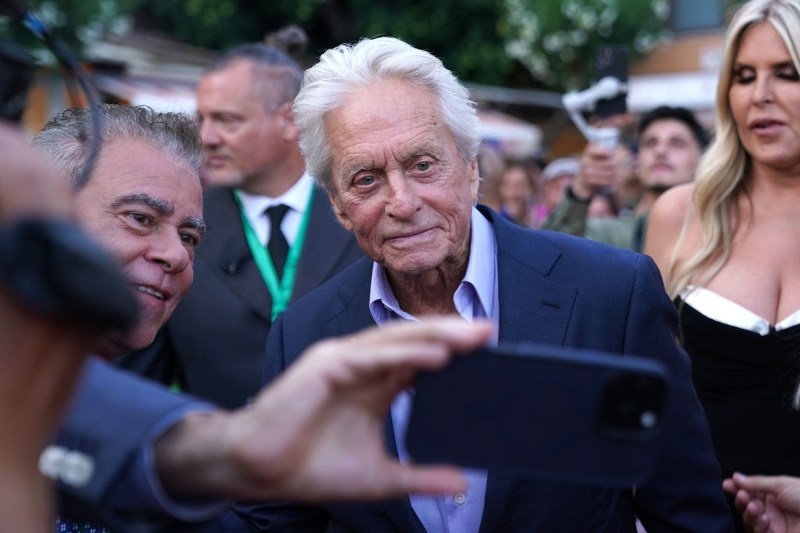 Michael Douglas, la 80 de ani, afirmă că lumea se află în „cel mai greu moment” pe care l-a trăit vreodată și împărtășește cea mai mare dezamăgire a sa