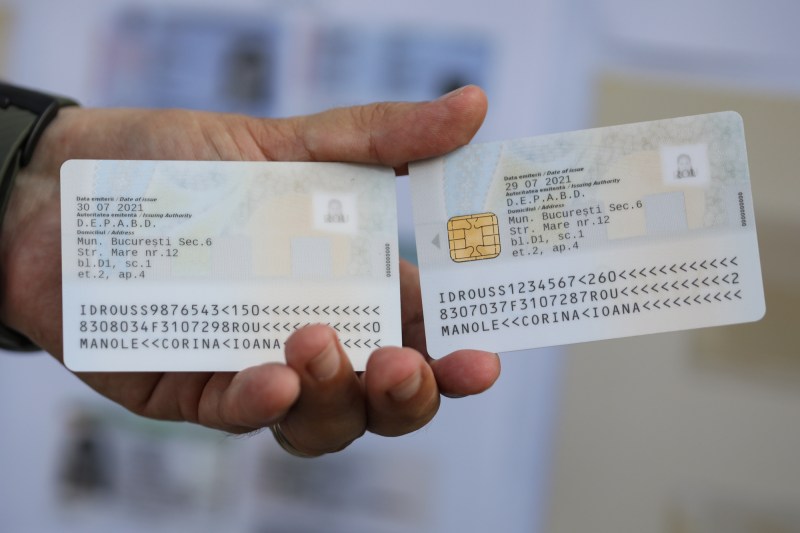 Ministrul care a discutat la Bruxelles despre introducerea buletinelor de identitate cu cip a fost invitat să revină cu soția pentru a obține noul document. „Este dezamăgitor”