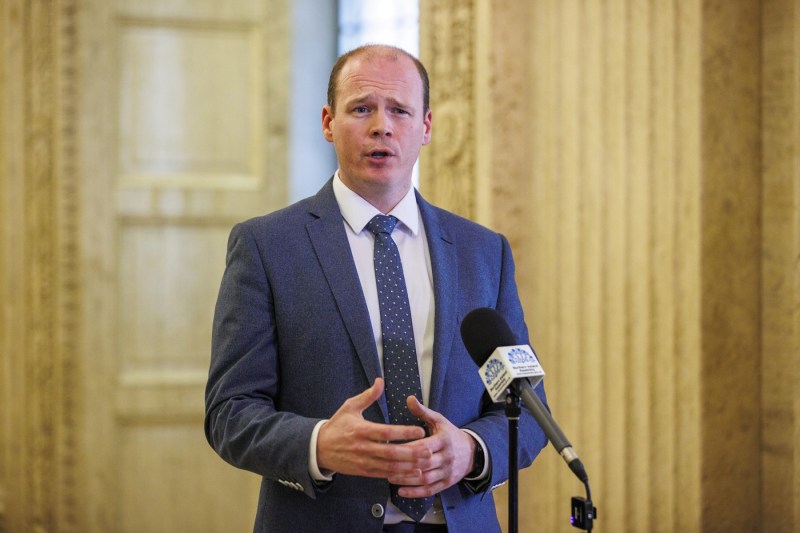 Ministrul din Irlanda de Nord, subiect de controverse după revoltele din Ballymena: „Acțiunile sale nu pot fi ignorate. Vieți sunt în pericol”