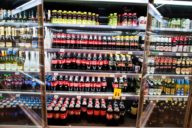 „Ne așteptam la rezultate opuse”. Studiul relevă o concentrație de microplastice mai mare în băuturile din sticlă comparativ cu cele din plastic.