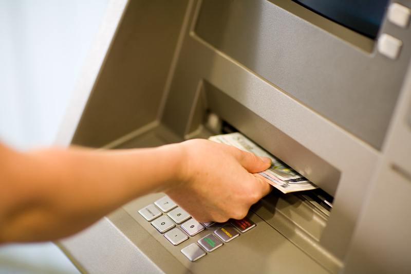 „Nebunia câștigului”. Povestea unui tânăr din București care a pierdut o sumă considerabilă într-o escrocherie cu ATM-uri crypto