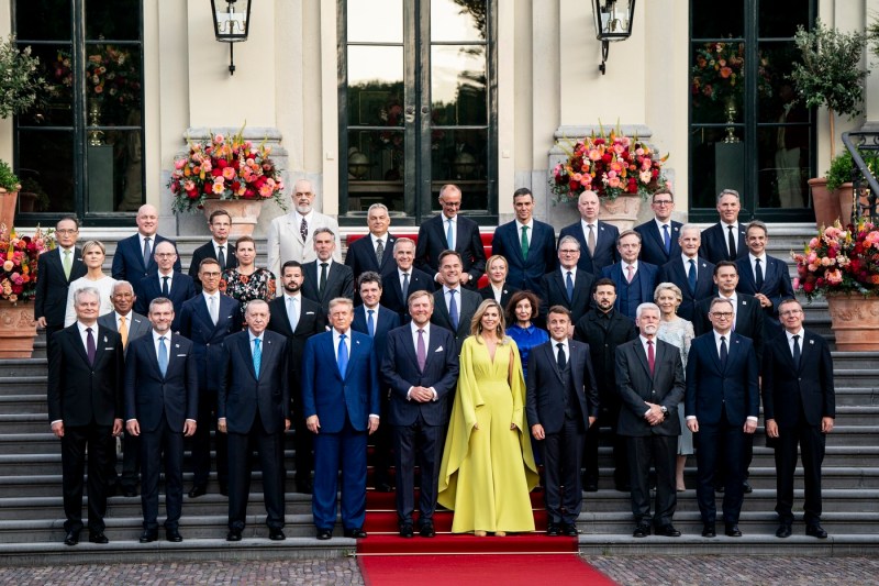Nicușor Dan, surprins în spatele lui Donald Trump la dineul regal olandez