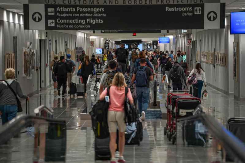 Noua interdicție de călătorie în SUA, impusă de Trump pentru cetățenii din 12 țări, a devenit efectivă / Reacțiile publice sunt mai puțin intense decât în 2017