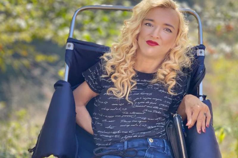 „Nu pot să duc un pahar cu apă la gură, dar pot realiza ceea ce mulți nu îndrăznesc să viseze”. Lupta pentru „normalitate” a unei femei de 36 de ani cu dizabilitate severă