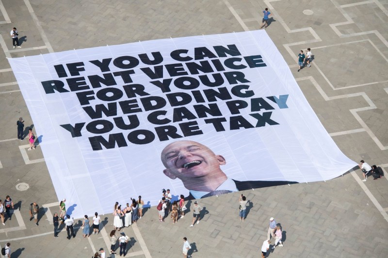 Nunta fondatorului Amazon provoacă proteste în Veneția. Localnicii afișează bannere cu mesajul „Nu există loc pentru Bezos”