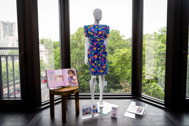 O rochie purtată de Prințesa Diana s-a vândut cu 520.000 de dolari, având o semnificație specială pentru ea