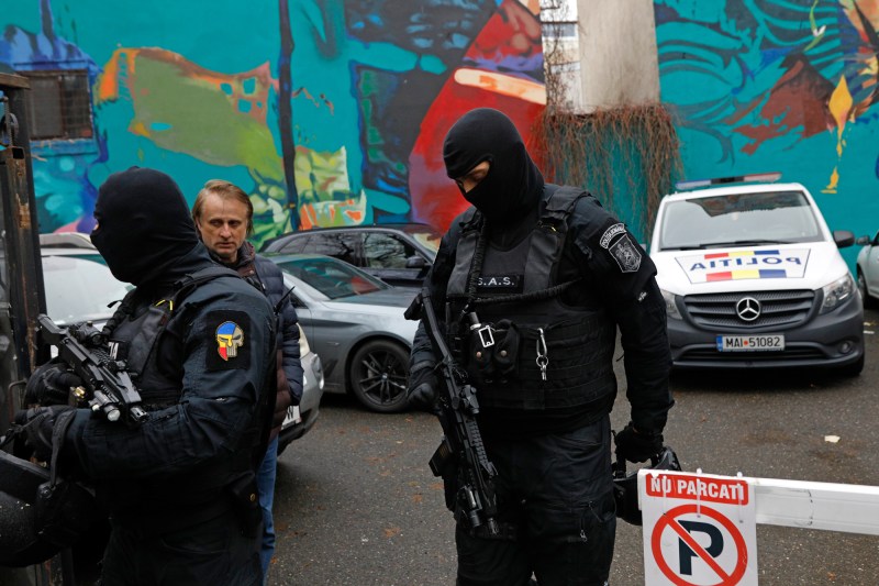 Percheziții coordonate în trei județe românești într-un caz de criminalitate organizată, cu un prejudiciu estimat la 3 milioane de euro.