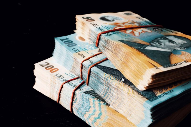 Persoana care a transformat o agrafă roșie de hârtie într-o casă. Trucuri economice pe care nu le știai